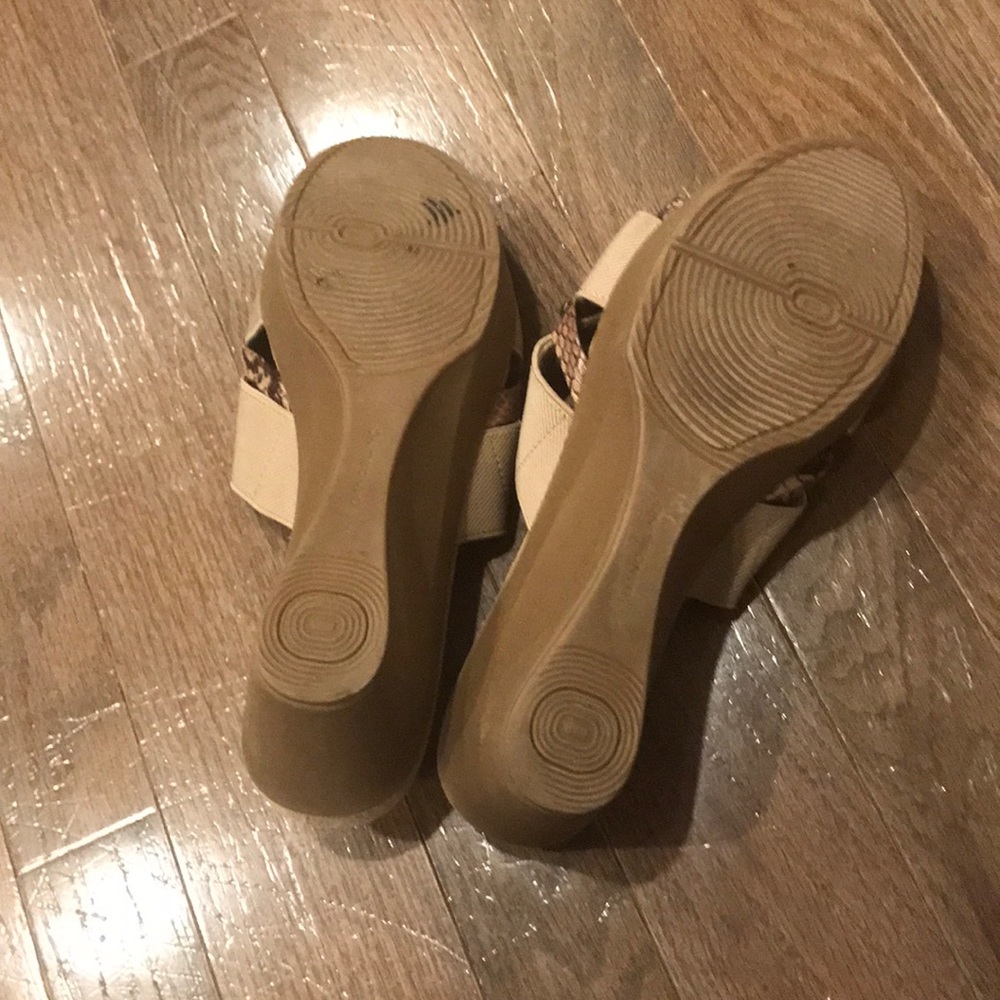 Tan Bandolino wedges with snakeskin detail - Picture 5 of 5